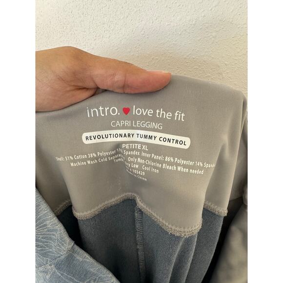 Intro Love the Fit Petite XL Capri Leggings | Tummy Control | Blue Floral Print - Picture 4 of 4